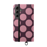 Samsung Galaxy S24 vegānas ādas maciņš - Pink Plum Polka Dot dizains